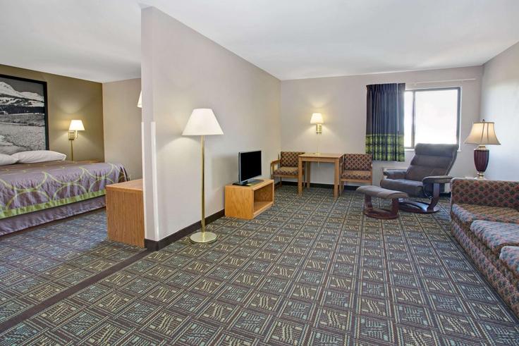 Building Centro Way - wyndham - 1668657 adresindeki bir dairede modern mobilyalarla zarif bir şekilde tasarlanmış oturma odası Fort Collins, Fort Collins