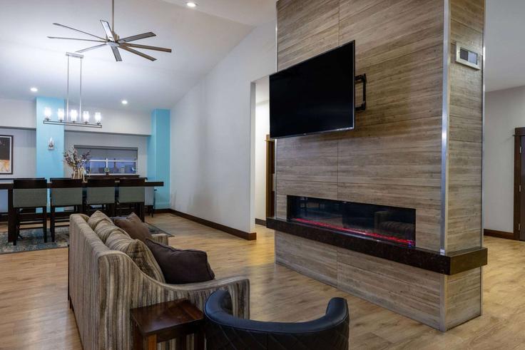 Elegante sala de estar con mobiliario moderno en un apartamento en Building Jackrabbit Lane - wyndham - 1693994 en Belgrade, Belgrade