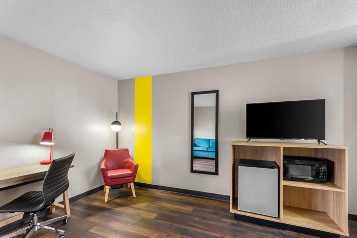 Evansville, Evansville에 위치한 Building East Morgan Avenue - wyndham - 1676076 유닛의 세련된 인테리어가 돋보이는 거실