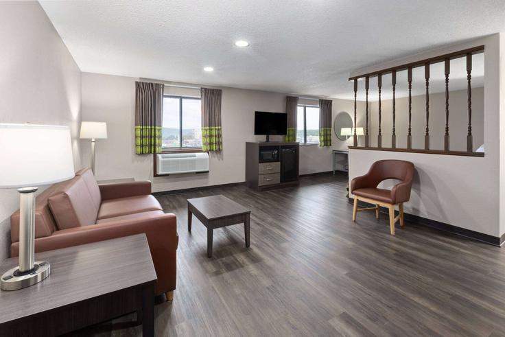 Summersville SummersvilleのBuilding Merchant Walk - wyndham - 1694073のアパートメントにある、モダンな家具を備えたエレガントなデザインのリビングルーム