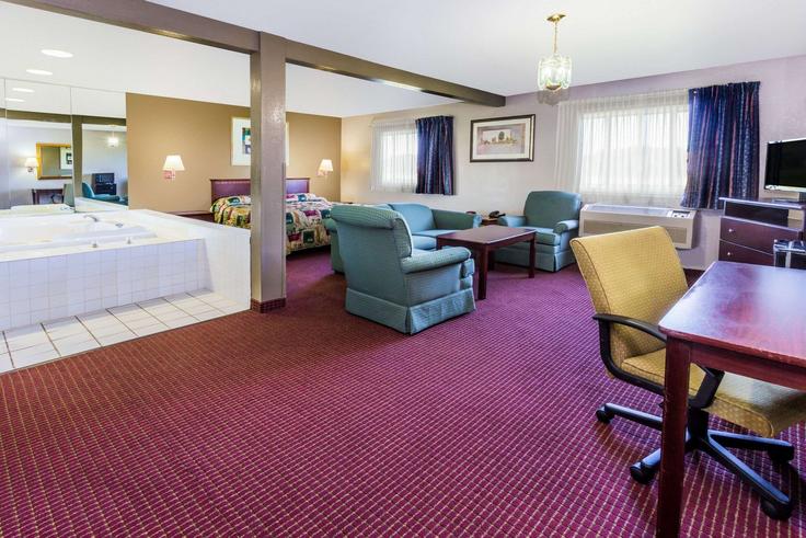 Elegante sala de estar con mobiliario moderno en un apartamento en Building Mall Loop Drive - wyndham - 1693686 en Joliet, Joliet Elegante sala de estar con mobiliario moderno en un apartamento en Building Mall Loop Drive - wyndham - 1693686 en Joliet, Joliet