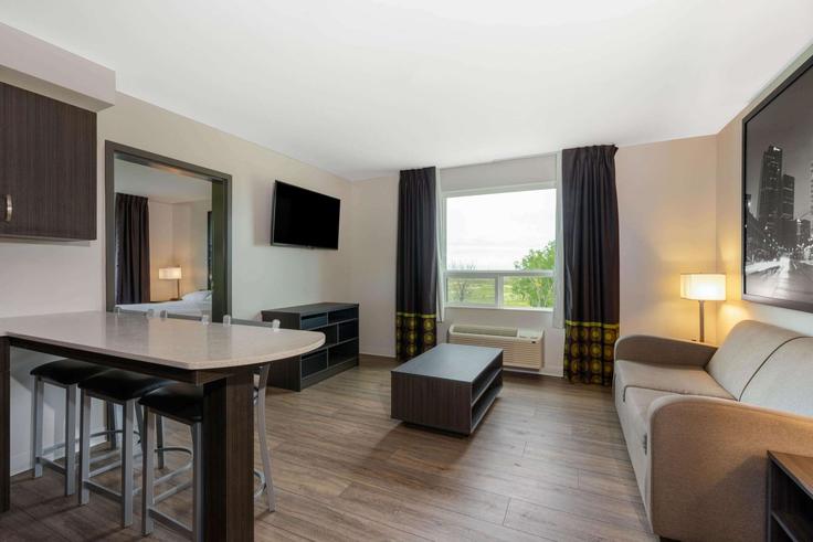 Salle de séjour élégante avec mobilier moderne dans un appartement à Building Niakwa Road East - wyndham - 1678102 à Powerview, Winnipeg Salle de séjour élégante avec mobilier moderne dans un appartement à Building Niakwa Road East - wyndham - 1678102 à Powerview, Winnipeg