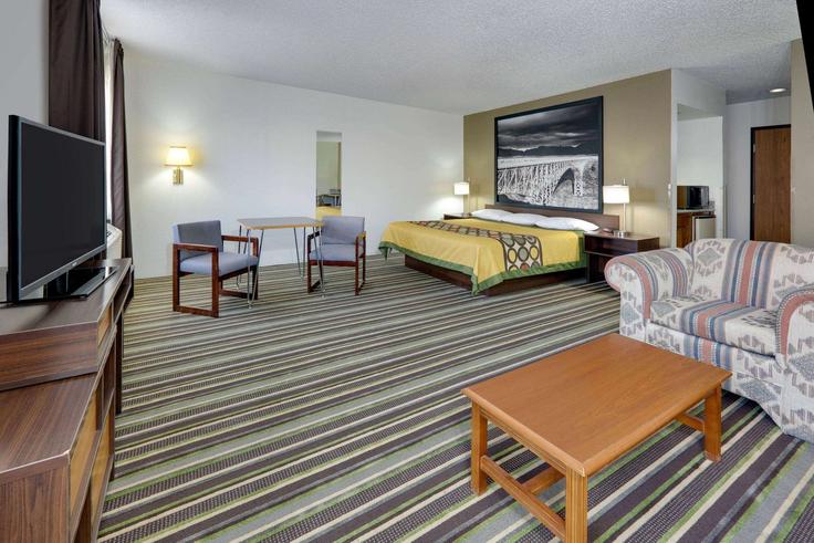 Sala de estar elegantemente projetada com móveis modernos em um apartamento no Building North Main Street - wyndham - 1673564 em Roswell, Roswell