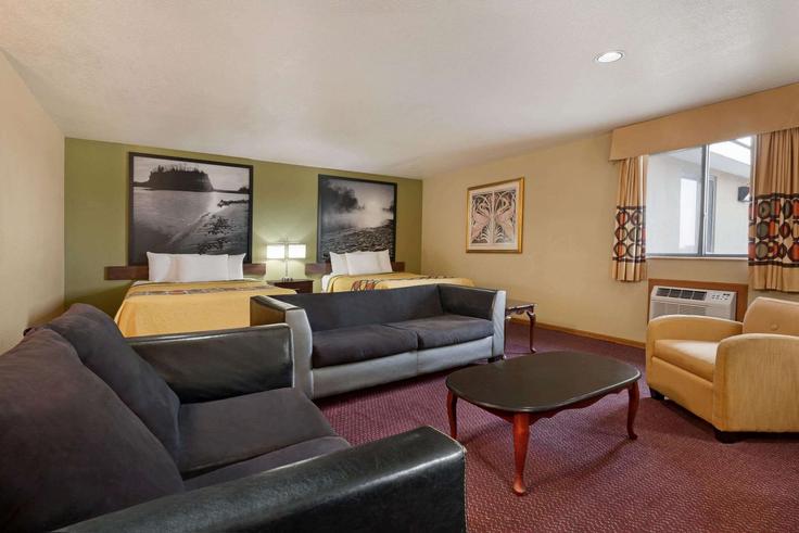Salle de séjour élégante avec mobilier moderne dans un appartement à Building East Malone Avenue - wyndham - 1691575 à Miner, Miner