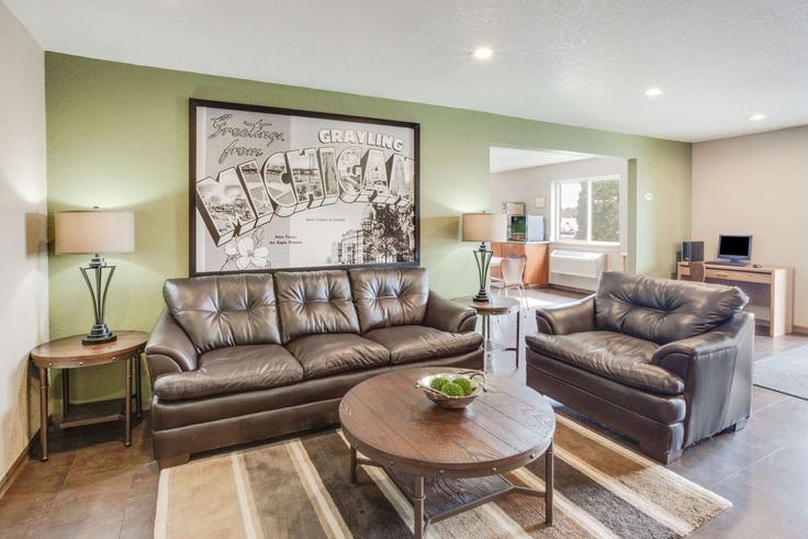 Grayling GraylingのBuilding Nelson A Miles Parkway - wyndham - 1684800のアパートメントにある、モダンな家具を備えたエレガントなデザインのリビングルーム