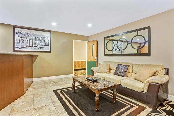 Sala de estar elegantemente projetada com móveis modernos em um apartamento no Building Preston Highway - wyndham - 1679991 em Louisville, Louisville Sala de estar elegantemente projetada com móveis modernos em um apartamento no Building Preston Highway - wyndham - 1679991 em Louisville, Louisville