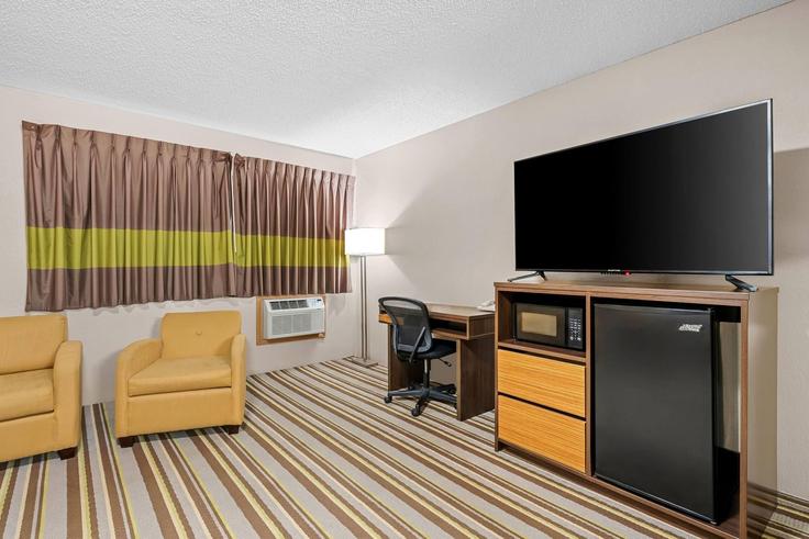 Sala de estar elegantemente projetada com móveis modernos em um apartamento no Building Giant Drive - wyndham - 1687987 em Blue Earth, Blue Earth