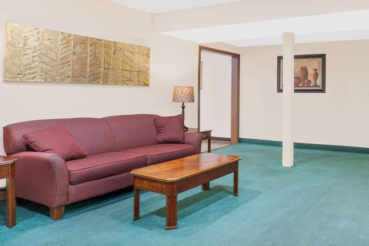 Salle de séjour élégante avec mobilier moderne dans un appartement à Building New York 211 - wyndham - 1682463 à Scotchtown, Scotchtown