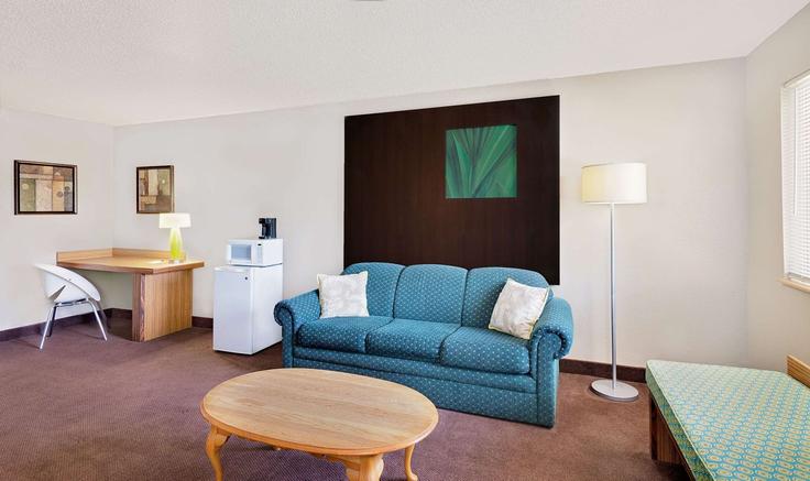 Salle de séjour élégante avec mobilier moderne dans un appartement à Building New York 300 - wyndham - 1685404 à Newburgh, Newburgh