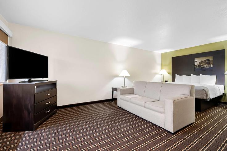 Elegant gestaltetes Wohnzimmer mit moderner Einrichtung in einer Wohnung im Building Rose Street - wyndham - 1683072 in La Crosse, La Crosse