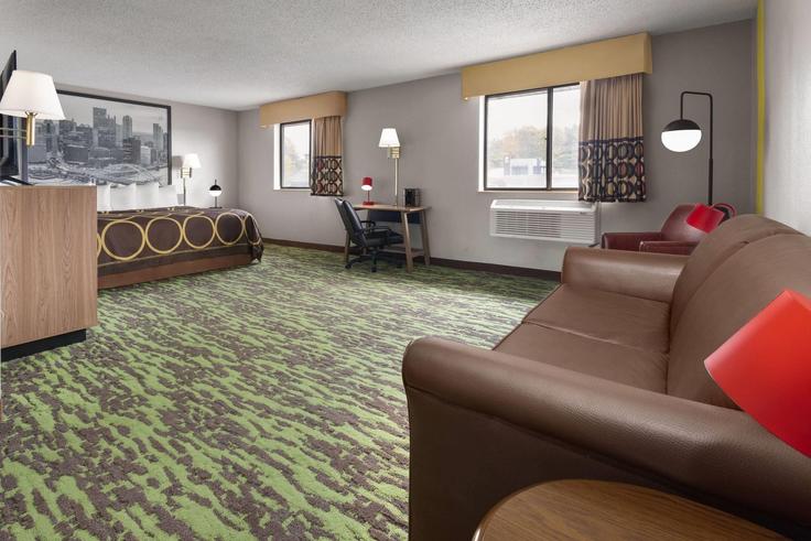 Salle de séjour élégante avec mobilier moderne dans un appartement à Building North Center Avenue - wyndham - 1691387 à New Stanton, New Stanton Salle de séjour élégante avec mobilier moderne dans un appartement à Building North Center Avenue - wyndham - 1691387 à New Stanton, New Stanton