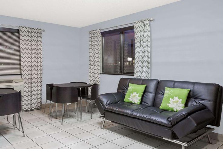 Salle de séjour élégante avec mobilier moderne dans un appartement à Building Tappahannock Boulevard - wyndham - 1685676 à Tappahannock, Tappahannock