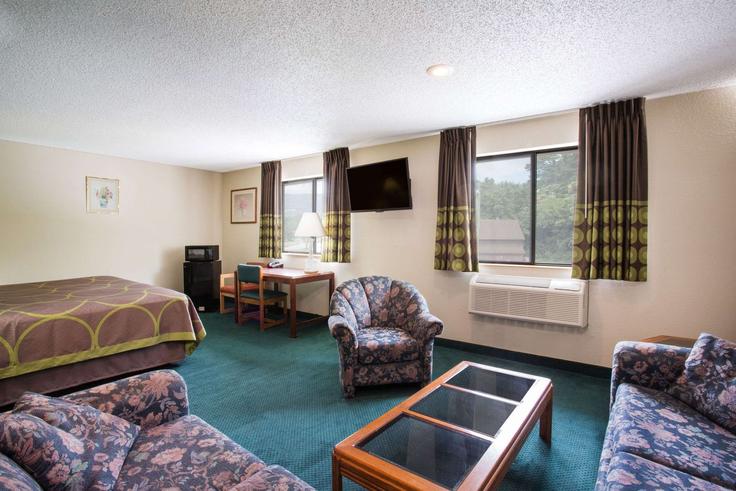 Salle de séjour élégante avec mobilier moderne dans un appartement à Building Wildwood Road - wyndham - 1684451 à Salem, Salem