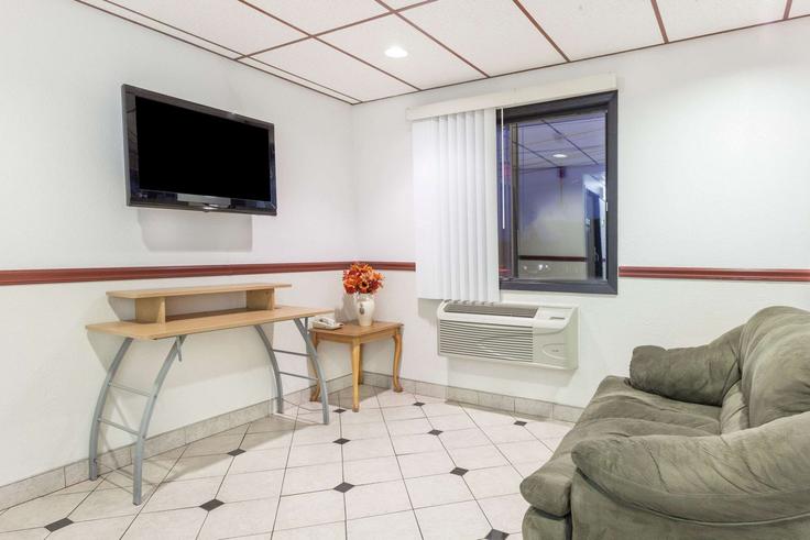 Salle de séjour élégante avec mobilier moderne dans un appartement à Building Front Royal Pike - wyndham - 1681303 à Winchester, Winchester Salle de séjour élégante avec mobilier moderne dans un appartement à Building Front Royal Pike - wyndham - 1681303 à Winchester, Winchester