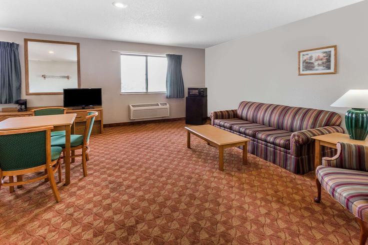 Elegant gestaltetes Wohnzimmer mit moderner Einrichtung in einer Wohnung im Building East Main Street - wyndham - 1679316 in St. Charles, St. Charles Elegant gestaltetes Wohnzimmer mit moderner Einrichtung in einer Wohnung im Building East Main Street - wyndham - 1679316 in St. Charles, St. Charles