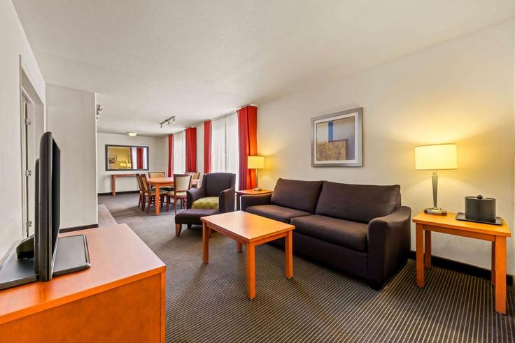 Elegante sala de estar con mobiliario moderno en un apartamento en Building Midpark Way Southeast - wyndham - 1663351 en Calgary, Calgary Elegante sala de estar con mobiliario moderno en un apartamento en Building Midpark Way Southeast - wyndham - 1663351 en Calgary, Calgary