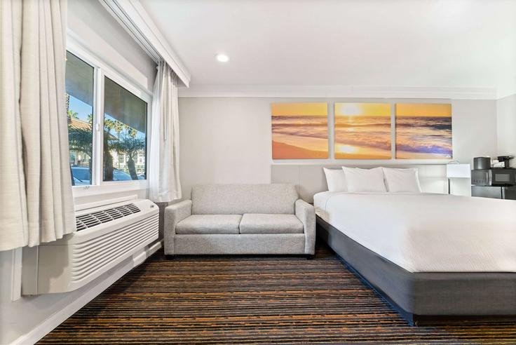 Elegante sala de estar con mobiliario moderno en un apartamento en Building Hotel Circle South - wyndham - 1646211 en San Diego, San Diego Elegante sala de estar con mobiliario moderno en un apartamento en Building Hotel Circle South - wyndham - 1646211 en San Diego, San Diego