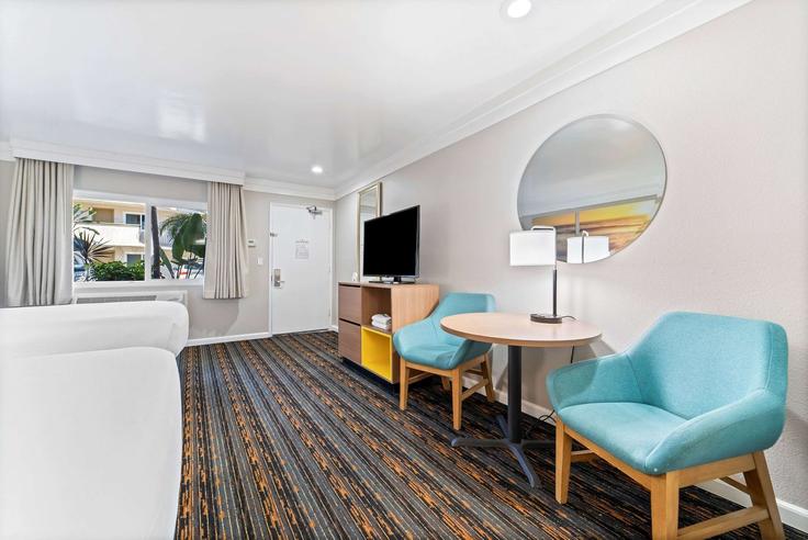 San Diego San DiegoのBuilding Hotel Circle South - wyndham - 1646292のアパートメントにある、モダンな家具を備えたエレガントなデザインのリビングルーム San Diego San DiegoのBuilding Hotel Circle South - wyndham - 1646292のアパートメントにある、モダンな家具を備えたエレガントなデザインのリビングルーム