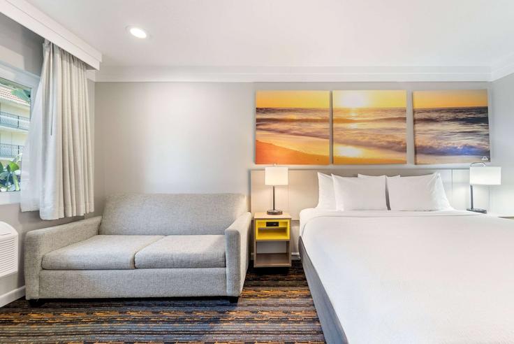 San Diego San DiegoのBuilding Hotel Circle South - wyndham - 1646296のアパートメントにある、モダンな家具を備えたエレガントなデザインのリビングルーム San Diego San DiegoのBuilding Hotel Circle South - wyndham - 1646296のアパートメントにある、モダンな家具を備えたエレガントなデザインのリビングルーム