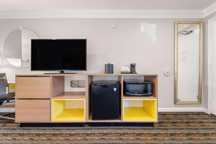 San Diego San DiegoのBuilding Hotel Circle South - wyndham - 1646317のアパートメントにある、モダンな家具を備えたエレガントなデザインのリビングルーム San Diego San DiegoのBuilding Hotel Circle South - wyndham - 1646317のアパートメントにある、モダンな家具を備えたエレガントなデザインのリビングルーム