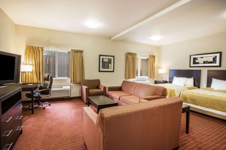 Elegant gestaltetes Wohnzimmer mit moderner Einrichtung in einer Wohnung im Building Aurora Avenue North - wyndham - 1646295 in Shoreline, Shoreline