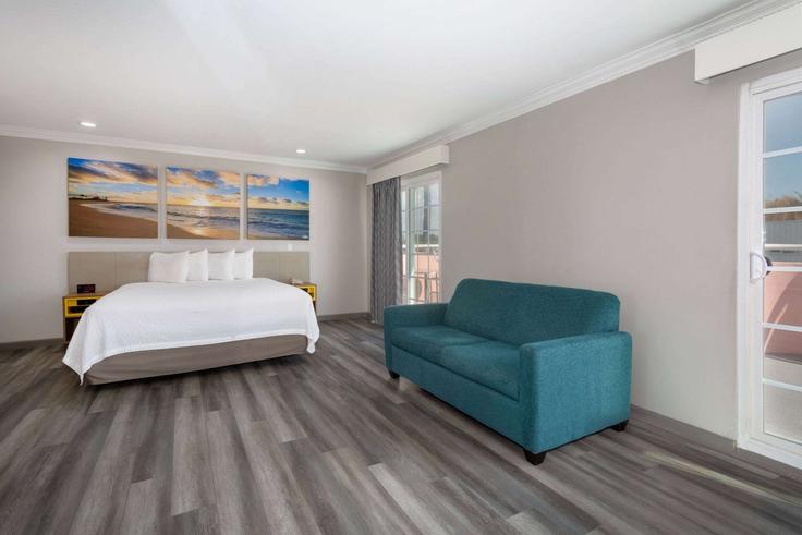 Elegant gestaltetes Wohnzimmer mit moderner Einrichtung in einer Wohnung im Building Santa Monica Boulevard - wyndham - 1657252 in Santa Monica, Santa Monica Elegant gestaltetes Wohnzimmer mit moderner Einrichtung in einer Wohnung im Building Santa Monica Boulevard - wyndham - 1657252 in Santa Monica, Santa Monica