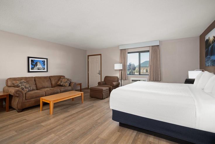 Elegant gestaltetes Wohnzimmer mit moderner Einrichtung in einer Wohnung im Building Ryan Road - wyndham - 1656720 in Spearfish, Spearfish Elegant gestaltetes Wohnzimmer mit moderner Einrichtung in einer Wohnung im Building Ryan Road - wyndham - 1656720 in Spearfish, Spearfish