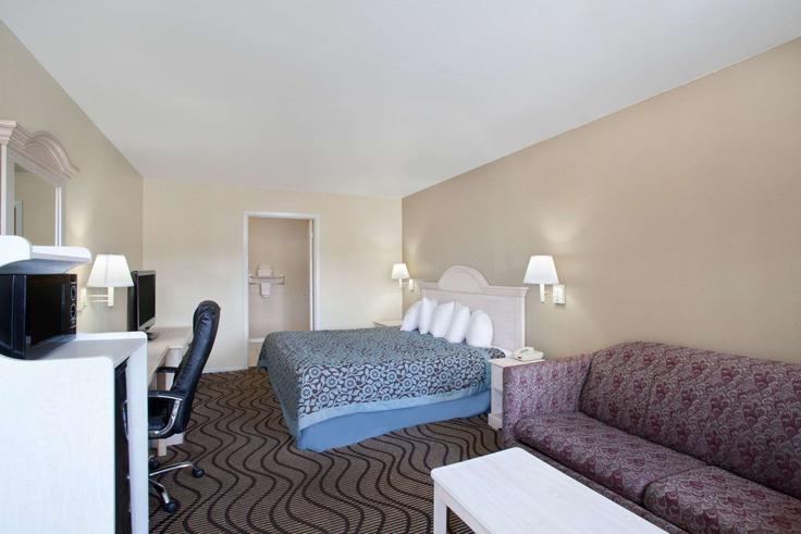 Salle de séjour élégante avec mobilier moderne dans un appartement à Building Sidney Baker Street - wyndham - 1660337 à Kerrville, Kerrville
