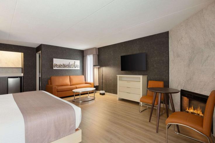 Elegant gestaltetes Wohnzimmer mit moderner Einrichtung in einer Wohnung im Building Tomken Road - wyndham - 1663298 in Mississauga, Mississauga Elegant gestaltetes Wohnzimmer mit moderner Einrichtung in einer Wohnung im Building Tomken Road - wyndham - 1663298 in Mississauga, Mississauga