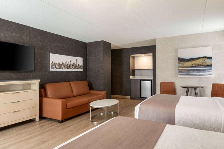 Elegant gestaltetes Wohnzimmer mit moderner Einrichtung in einer Wohnung im Building Tomken Road - wyndham - 1662159 in Mississauga, Mississauga Elegant gestaltetes Wohnzimmer mit moderner Einrichtung in einer Wohnung im Building Tomken Road - wyndham - 1662159 in Mississauga, Mississauga