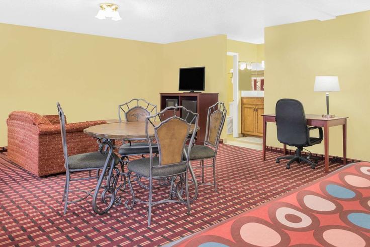 Salle de séjour élégante avec mobilier moderne dans un appartement à Building Sidney Baker Street - wyndham - 1694115 à Kerrville, Kerrville