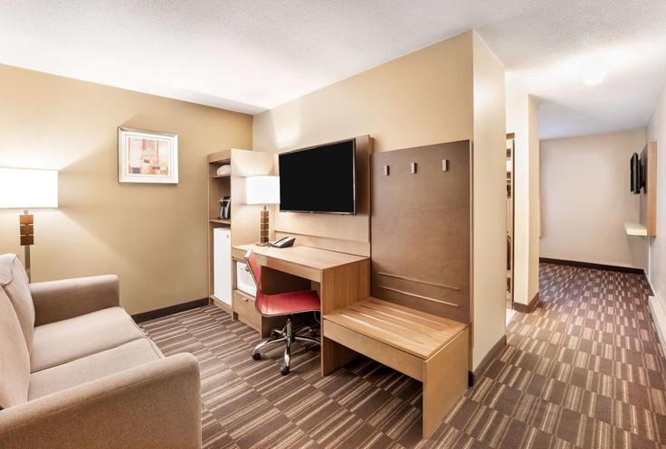 Elegante sala de estar con mobiliario moderno en un apartamento en Building Nicol Street - wyndham - 1658755 en Nanaimo, Nanaimo