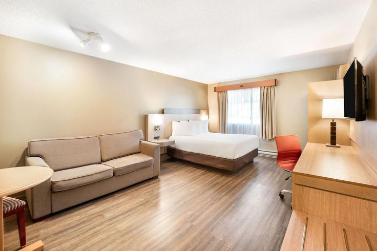Elegante sala de estar con mobiliario moderno en un apartamento en Building Nicol Street - wyndham - 1658833 en Nanaimo, Nanaimo