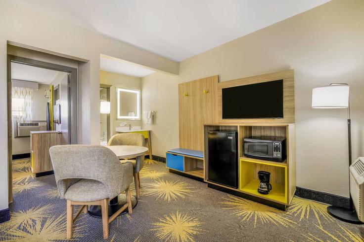 Salle de séjour élégante avec mobilier moderne dans un appartement à Building Lakeside Drive - wyndham - 1662704 à Cortez, Cortez