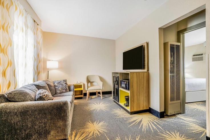 Salle de séjour élégante avec mobilier moderne dans un appartement à Building Lakeside Drive - wyndham - 1662599 à Cortez, Cortez