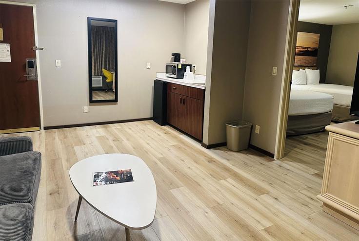 Elegant gestaltetes Wohnzimmer mit moderner Einrichtung in einer Wohnung im Building Highway 99 - wyndham - 1646218 in SeaTac, SeaTac Elegant gestaltetes Wohnzimmer mit moderner Einrichtung in einer Wohnung im Building Highway 99 - wyndham - 1646218 in SeaTac, SeaTac