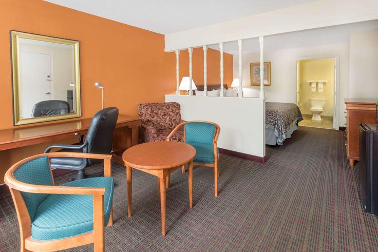 Elegant gestaltetes Wohnzimmer mit moderner Einrichtung in einer Wohnung im Building Five Chop Road - wyndham - 1659581 in Orangeburg, Orangeburg Elegant gestaltetes Wohnzimmer mit moderner Einrichtung in einer Wohnung im Building Five Chop Road - wyndham - 1659581 in Orangeburg, Orangeburg