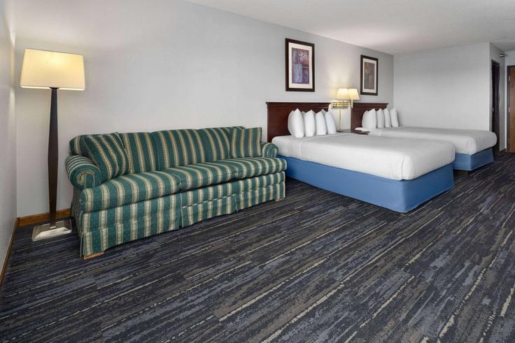 Sala de estar elegantemente projetada com móveis modernos em um apartamento no Building North Baler Drive - wyndham - 1660369 em Iron Mountain, Iron Mountain Sala de estar elegantemente projetada com móveis modernos em um apartamento no Building North Baler Drive - wyndham - 1660369 em Iron Mountain, Iron Mountain