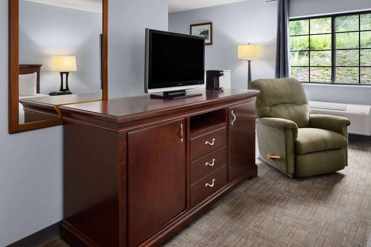 Sala de estar elegantemente projetada com móveis modernos em um apartamento no Building North Baler Drive - wyndham - 1660471 em Iron Mountain, Iron Mountain Sala de estar elegantemente projetada com móveis modernos em um apartamento no Building North Baler Drive - wyndham - 1660471 em Iron Mountain, Iron Mountain