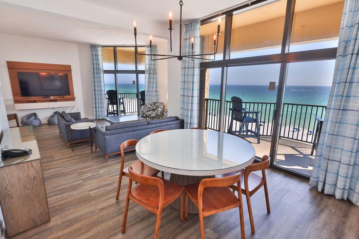 Elegant gestaltetes Wohnzimmer mit moderner Einrichtung in einer Wohnung im Building Santa Rosa Boulevard - wyndham - 1663903 in Okaloosa Island, Okaloosa Island Elegant gestaltetes Wohnzimmer mit moderner Einrichtung in einer Wohnung im Building Santa Rosa Boulevard - wyndham - 1663903 in Okaloosa Island, Okaloosa Island