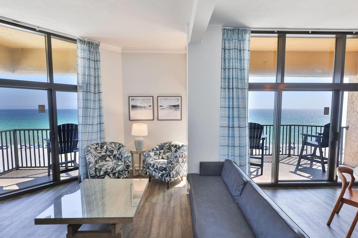 Elegant gestaltetes Wohnzimmer mit moderner Einrichtung in einer Wohnung im Building Santa Rosa Boulevard - wyndham - 1663915 in Okaloosa Island, Okaloosa Island Elegant gestaltetes Wohnzimmer mit moderner Einrichtung in einer Wohnung im Building Santa Rosa Boulevard - wyndham - 1663915 in Okaloosa Island, Okaloosa Island