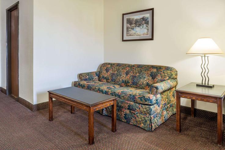 Sala de estar elegantemente projetada com móveis modernos em um apartamento no Building Illinois 111 - wyndham - 1660414 em Pontoon Beach, Pontoon Beach Sala de estar elegantemente projetada com móveis modernos em um apartamento no Building Illinois 111 - wyndham - 1660414 em Pontoon Beach, Pontoon Beach