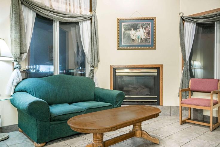 Sala de estar elegantemente projetada com móveis modernos em um apartamento no Building Truax Lane - wyndham - 1664027 em Eau Claire, Eau Claire Sala de estar elegantemente projetada com móveis modernos em um apartamento no Building Truax Lane - wyndham - 1664027 em Eau Claire, Eau Claire