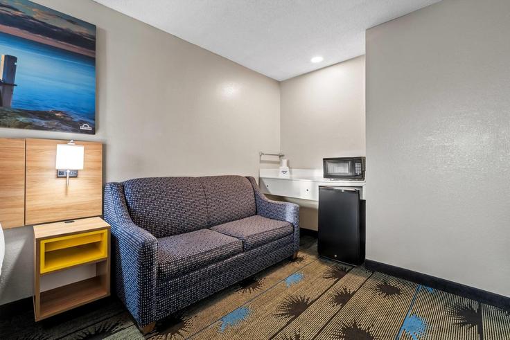Elegante sala de estar con mobiliario moderno en un apartamento en Building U.S. 231 - wyndham - 1660281 en Troy, Troy