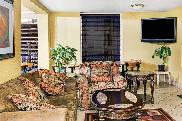 Gatlinburg, Gatlinburg에 위치한 Building Parkway - wyndham - 1659997 유닛의 세련된 인테리어가 돋보이는 거실