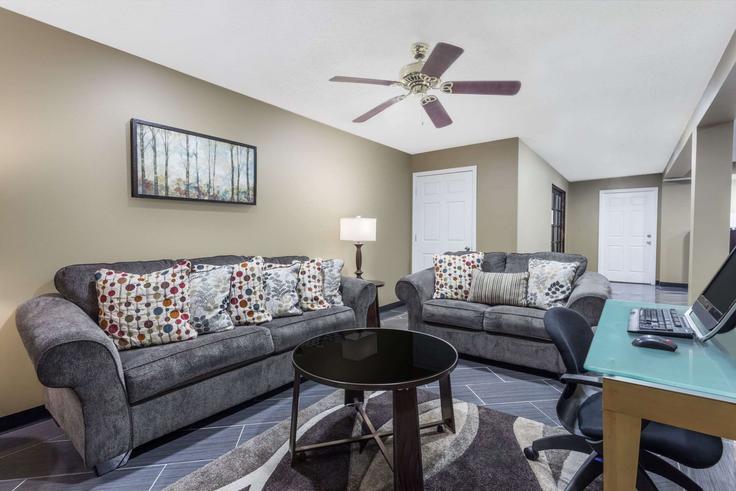 Sala de estar elegantemente projetada com móveis modernos em um apartamento no Building South Regional Road - wyndham - 1664931 em Greensboro, Greensboro