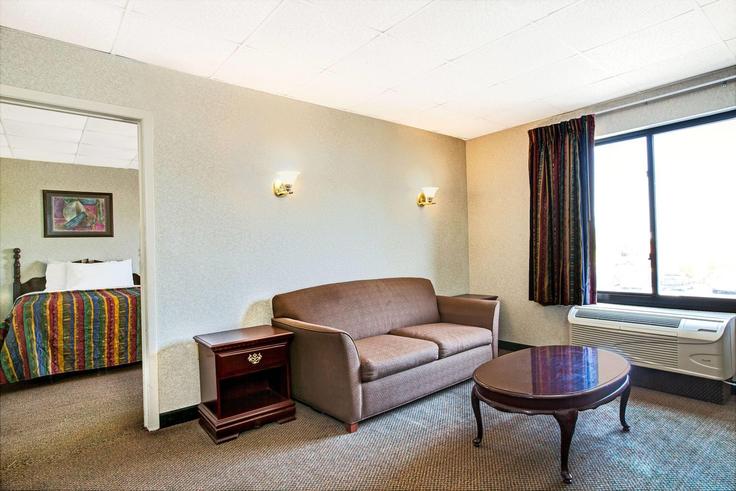 Sala de estar elegantemente projetada com móveis modernos em um apartamento no Building U.S. 46 - wyndham - 1651952 em Parsippany-Troy Hills, Parsippany-Troy Hills Sala de estar elegantemente projetada com móveis modernos em um apartamento no Building U.S. 46 - wyndham - 1651952 em Parsippany-Troy Hills, Parsippany-Troy Hills