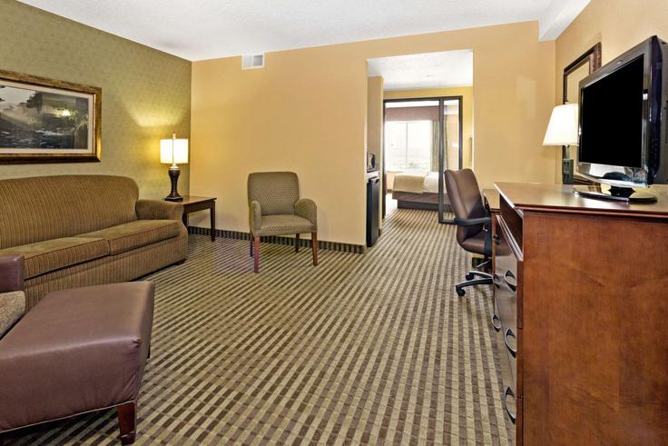 Salle de séjour élégante avec mobilier moderne dans un appartement à Building West Lincolnway - wyndham - 1652665 à Cheyenne, Cheyenne