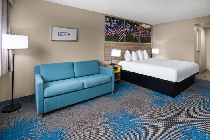 Elegante sala de estar con mobiliario moderno en un apartamento en Building York Road - wyndham - 1654040 en Gettysburg, Gettysburg Elegante sala de estar con mobiliario moderno en un apartamento en Building York Road - wyndham - 1654040 en Gettysburg, Gettysburg