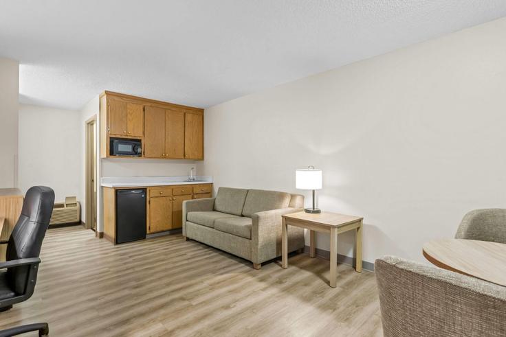 Elegant gestaltetes Wohnzimmer mit moderner Einrichtung in einer Wohnung im Building West Hill Avenue - wyndham - 1662129 in Valdosta, Valdosta Elegant gestaltetes Wohnzimmer mit moderner Einrichtung in einer Wohnung im Building West Hill Avenue - wyndham - 1662129 in Valdosta, Valdosta